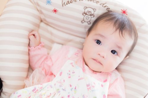 新生児の吐き戻し防止枕の使い方は 潜む危険や代用方法はある おすすめ商品も紹介