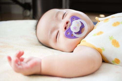赤ちゃんの枕いつから必要 枕なしで大丈夫 タオルで代用するときの高さは